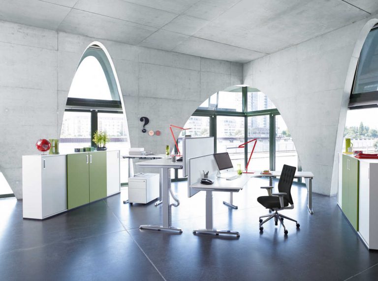 Bürotrend Büromöbel, Büroeinrichtung, Bürotechnik Bielefeld OWL | Hund Büromöbel Thales Steh-Sitz Schreibtisch